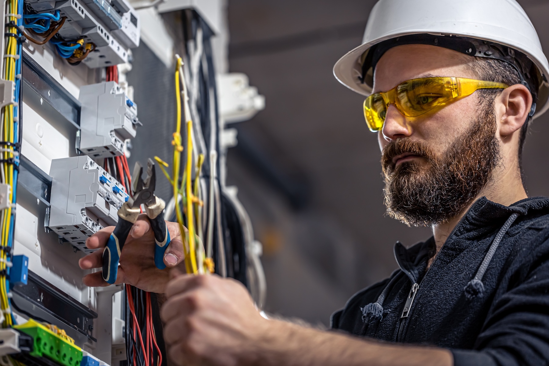 Male electrician at the checkout counter on a blurred background of a switchboard. SSUCv3H4sIAAAAAAAACpyRz27DIAzG75P2DhHnRkpKlyZ9lWoH86cNKoEKSKep6rvPQKg474Z/tj/7w8/Pj6YhDLzi5NQ8Y4Sx0nr1wUFQ1iDudht30gjpavJwdOhqIIUK1inQNWQQ+GxgkQjNqnXEr5QkPkBYvfRx+oY4BHlFjQzfEnnFc46bkkhJ7MAUIbuK+ZUlVlAW/1dnfnwXN3CVhv+mhSsjTmoJ2cg5l5LbT5Buqa3BKpStXD0sBx0LaKV0d4orc63abJjTt5c2blcTXFzhvTnR1t6B6fjFF9SUhc/gPZaLwqtBHI9sl2qOsSEZ2FSJwEvEsKf743QYuuPxC8890oFuBfl6s0KdtE4RwpjflKitq7gB6buOi8sELR9hbA9soi3rYWovPd/zju0pGyR+/OsPAAD//wMADIYJDpgCAAA=